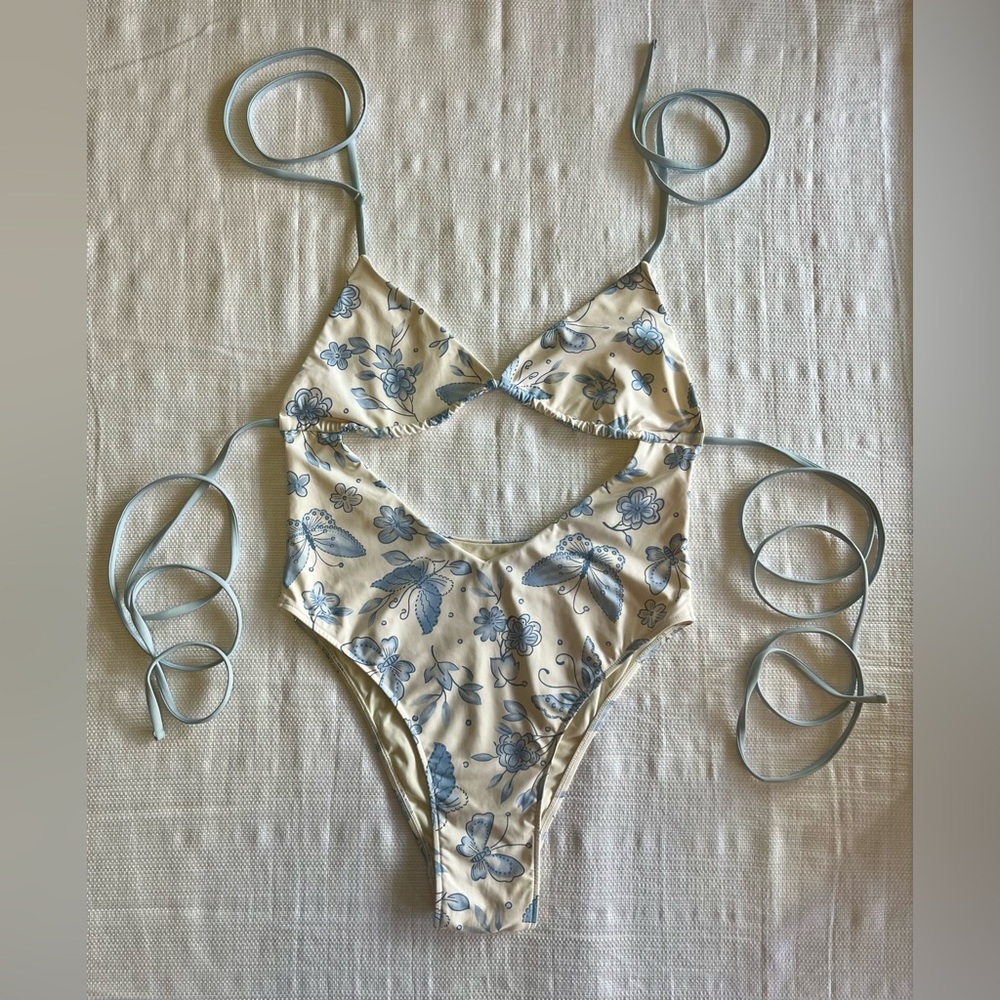 Frankie's Bikinis x Sydney Sweeney Floral Print Cream and Blue - Picture 2 of 4